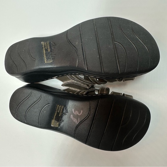 Clarks Bendable Womens Sandals Wedge Slip On Metallic Strappy Leather 8.5 XW - Picture 12 of 12